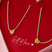 Laden Sie das Bild in den Galerie-Viewer, 2 Herz Strass Halsketten mit Geschenkbox