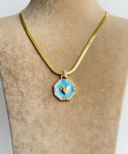 Laden Sie das Bild in den Galerie-Viewer, Cagla Snake Heart kette